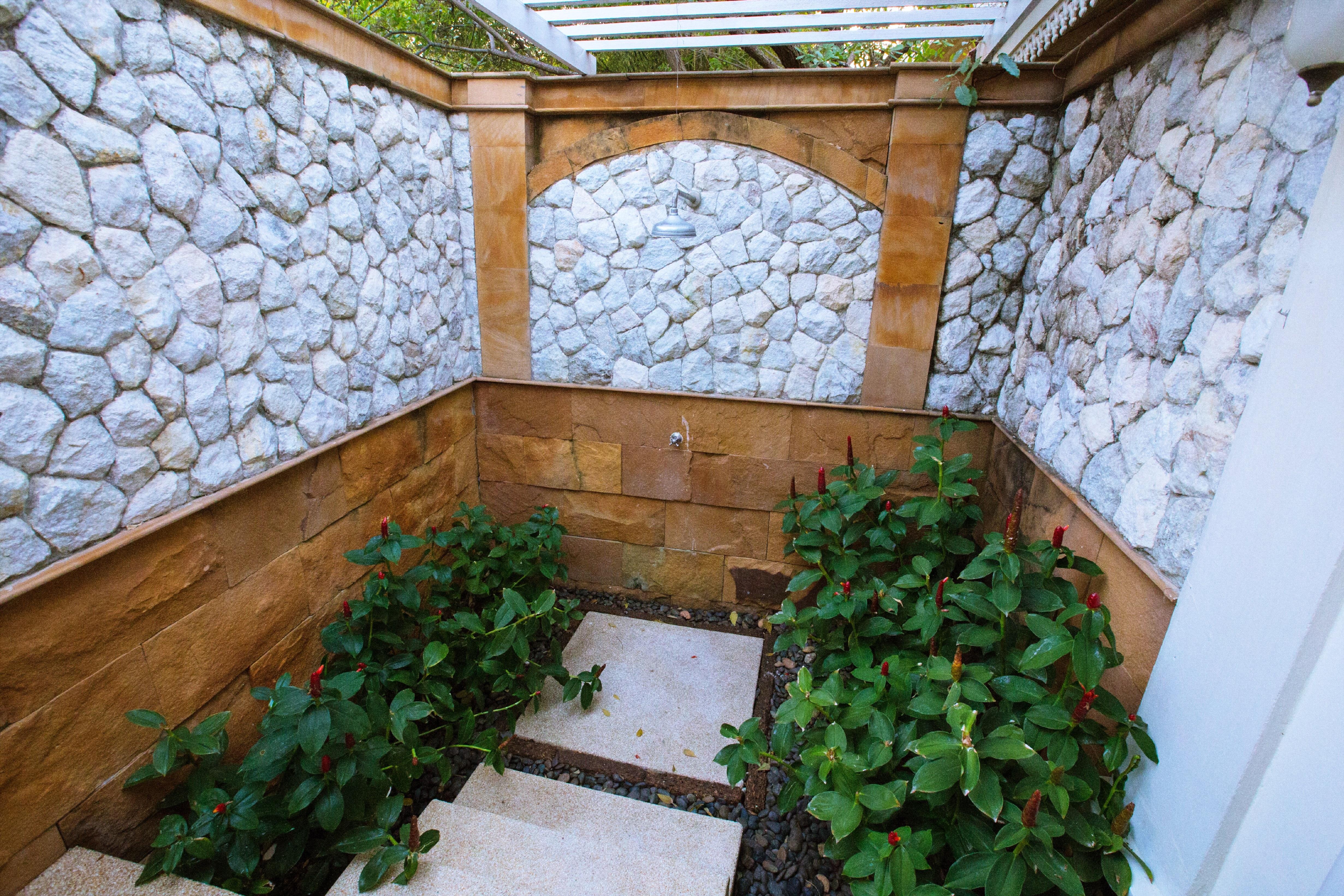 Wora Bura Hua Hin Resort & Spa Luaran gambar A small garden in a private home