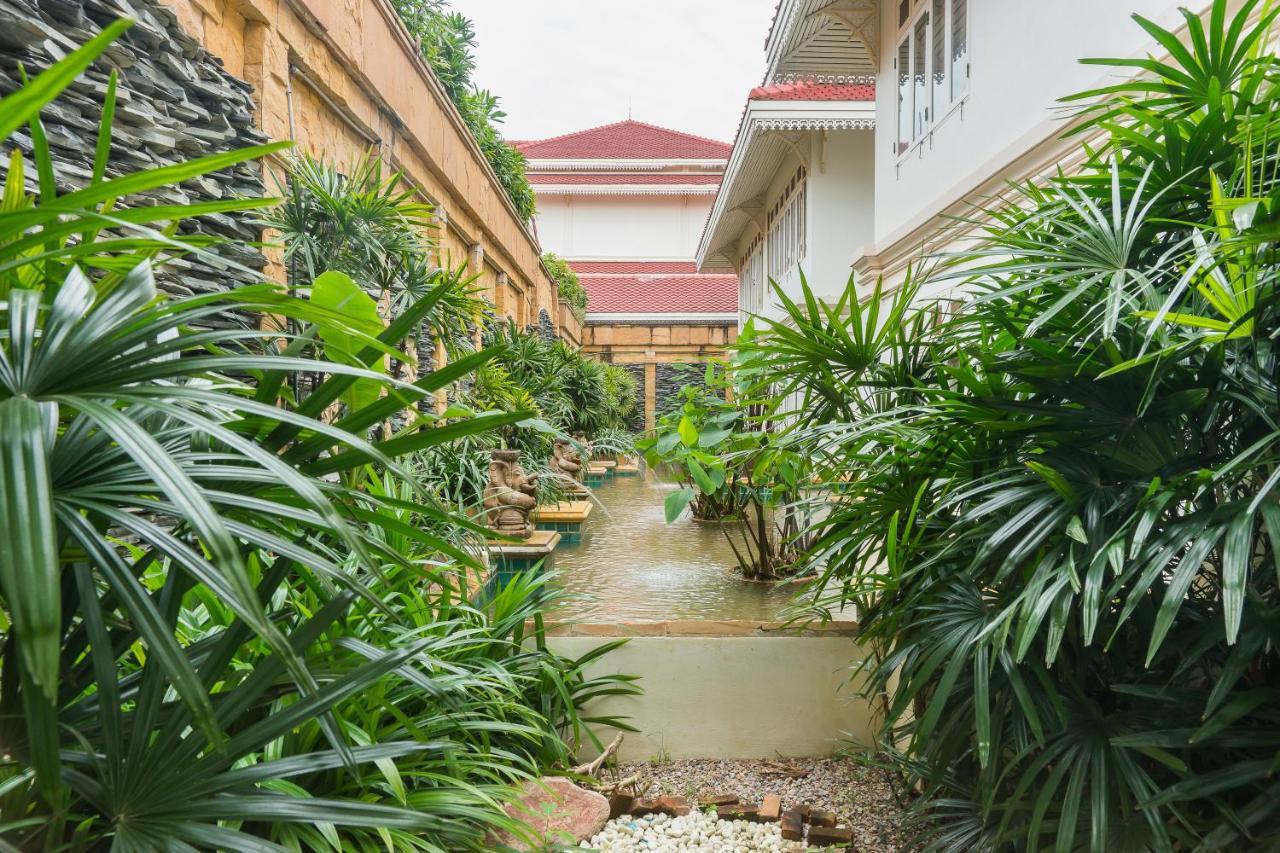 Wora Bura Hua Hin Resort & Spa Luaran gambar The garden of the hotel