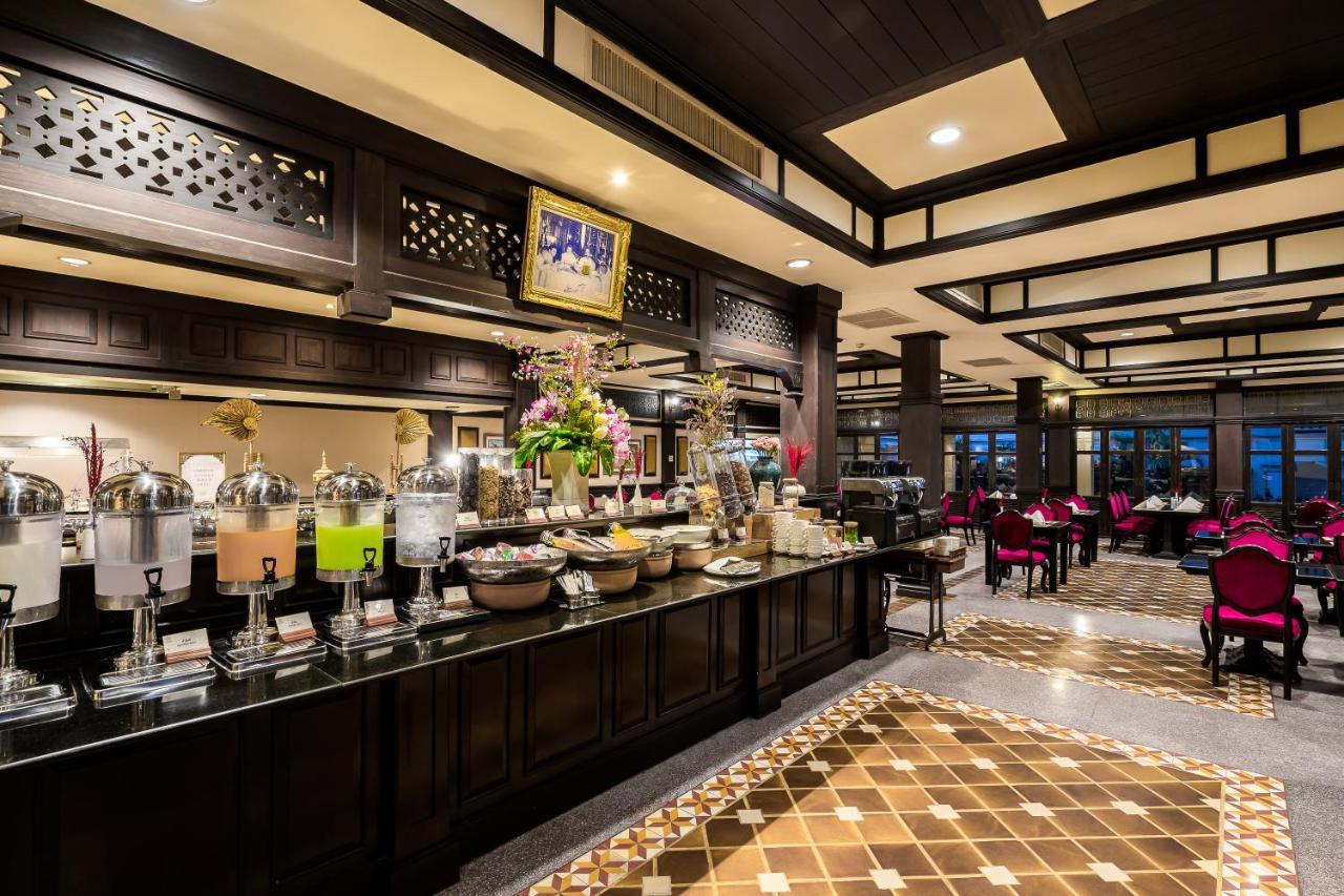 Wora Bura Hua Hin Resort & Spa Luaran gambar The restaurant at the hotel